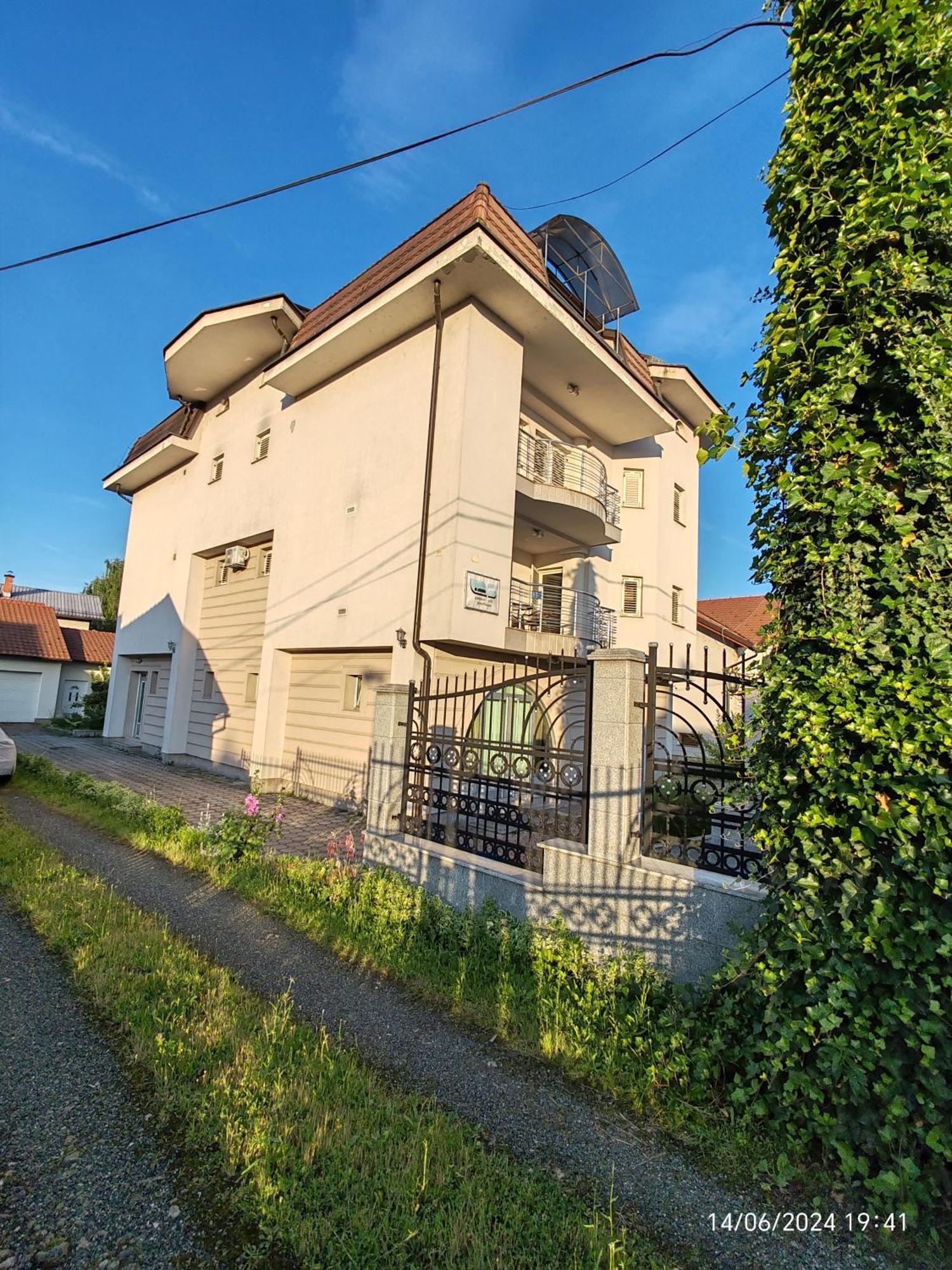 Guesthouse Jelic Teslić Exteriör bild